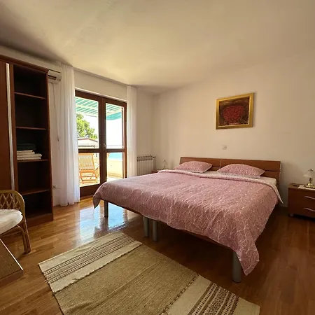 Porthos Apartment *