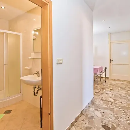 Porthos Daire Hvar Town